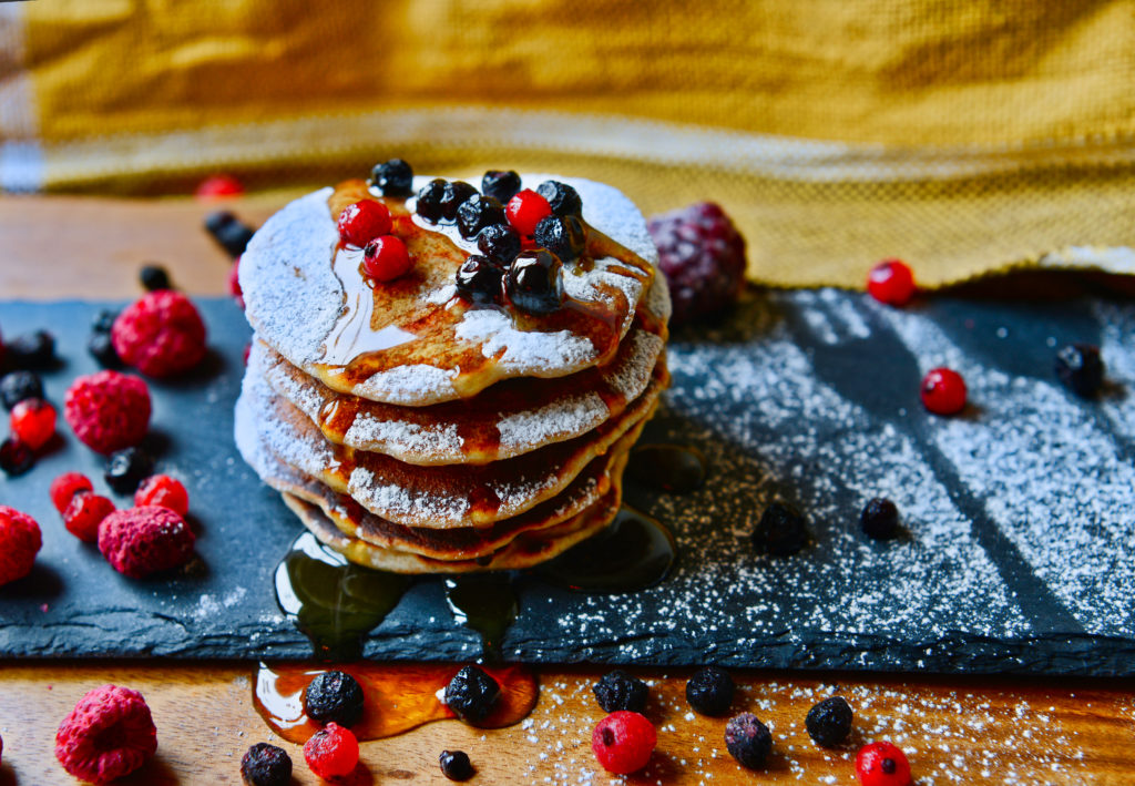 PancakesDieses simple Rezept beweist, dass der Klassiker für einen reichhaltigen Brunch auch ohne Eier luftig wird. Leicht süsslich sind diese Pancakes die perfekte Unterlage für Beeren, Joghurt, Ahornsirup – oder alles zusammen.