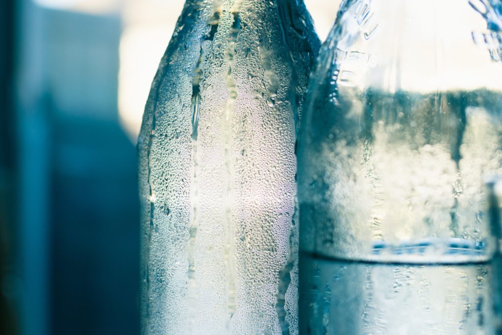 Abbildung von Eisgekühlten Glaswasserflaschen