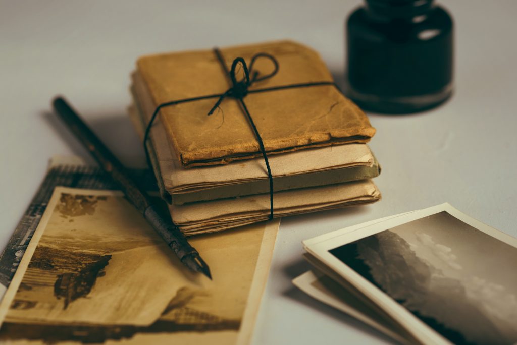 Alte Fotografien, Briefe und ein Füller